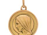un gros plan sur une médaille d'or représentant le visage d'une femme