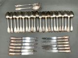 plusieurs fourchettes et cuillères disposées sur une table