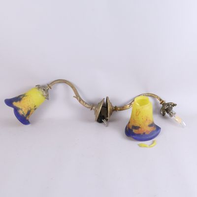 une paire d'appliques murales en verre jaune et bleu sur fond blanc