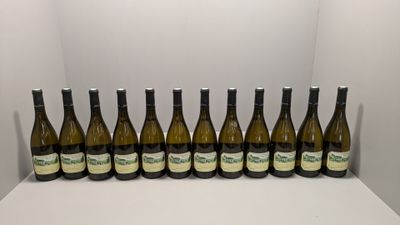 six bouteilles de vin sont alignées sur une étagère