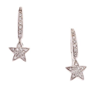 une paire de boucles d'oreilles en forme d'étoile en diamant sur fond blanc