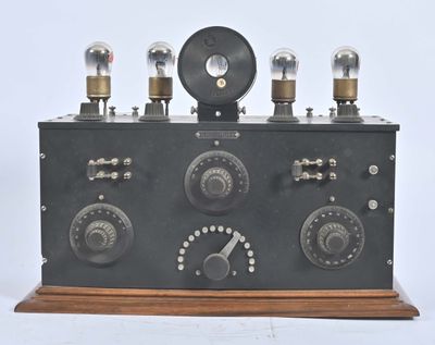 une radio à l'ancienne équipée de nombreux boutons différents