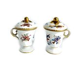 deux tasses ornées de fleurs