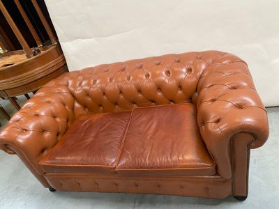 canapé Chesterfield en cuir marron avec accoudoirs capitonnés et boutons