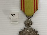 une image représentant une médaille ornée d'une étoile sur le recto