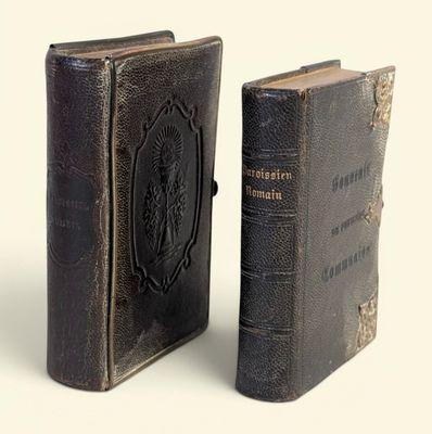 deux vieux livres posés l'un à côté de l'autre sur une table