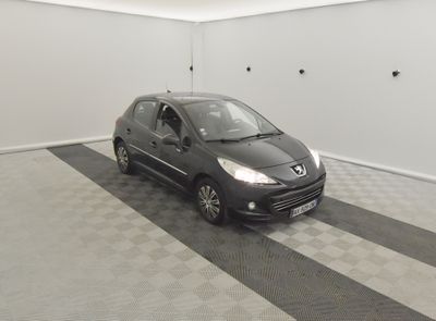 la photo d'une voiture garée dans un garage