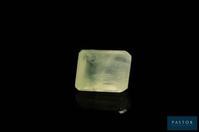 une pierre de quartz verte sur un fond noir