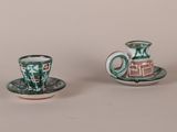 trois petites tasses et soucoupes posées sur une table