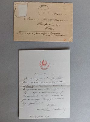 une vieille enveloppe sur laquelle est collé un timbre et un morceau de papier sur lequel est apposé un timbre