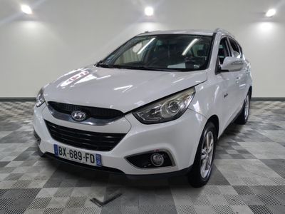a picture of a white car on a checkered floor