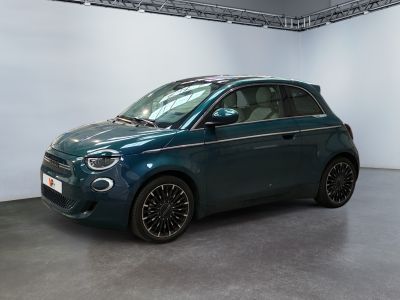 la petite voiture bleue est garée dans une grande pièce