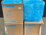 des cartons posés sur une palette, recouverts de sacs bleus