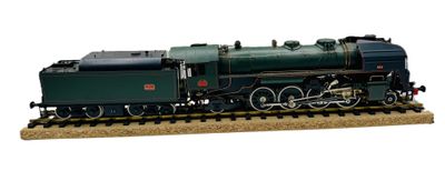 un petit train assis sur les rails