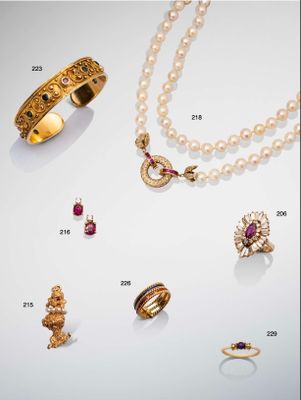 un assortiment de bijoux comprenant des bagues, des bracelets et des bagues