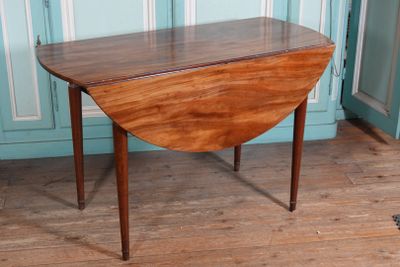 TABLE A VOLETS en acajou. Dimensions table repliée : 67 x 10…