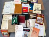 de nombreux livres dans une boîte en carton posée sur le sol