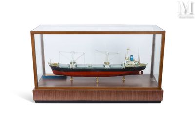 une maquette de bateau dans une vitrine