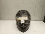 un gros plan d'un casque de moto posé sur une table