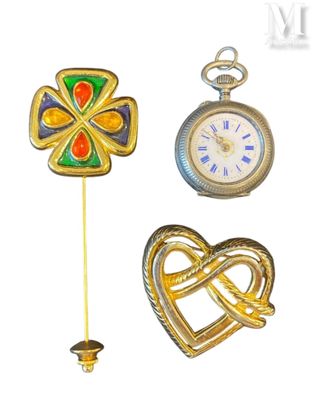 trois bijoux représentant respectivement une horloge, un cœur et une croix