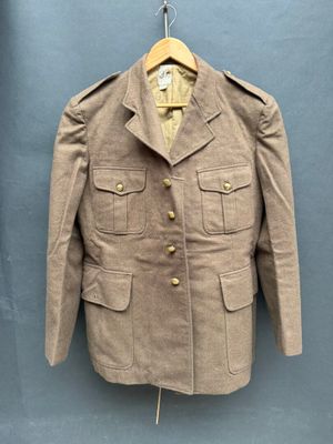 l'image d'une veste suspendue à un cintre sur un mur