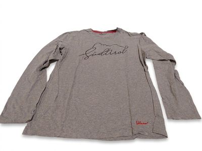 un t-shirt gris sur lequel figure la signature d'un homme