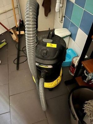 un aspirateur posé sur le sol d'une pièce