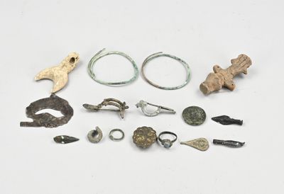 Plusieurs types d'objets métalliques sont exposés sur une surface blanche