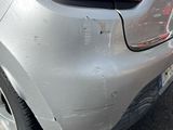 une voiture argentée garée sur le bord de la route