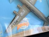 un gâteau en forme d'avion présenté dans une boîte