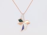 un collier en or orné d'un oiseau vert, bleu et blanc