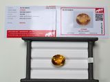 une image représentant un diamant jaune posé sur une boîte blanche