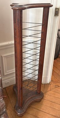 une grande vitrine en bois dans un coin de la pièce
