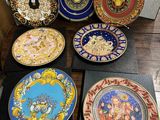 toutes ces assiettes décoratives qui sont posées sur la table