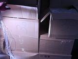 une pile de cartons posée sur une palette dans une pièce