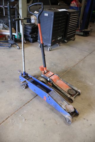 Deux crics rouleurs : un 3 t et un BAHCO 3T