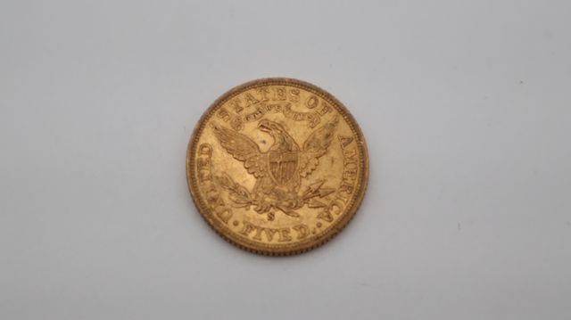 Une pièce de monnaie en or à valeur faciale de cinq dollars USA L...