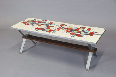 une table blanche ornée d'un motif rouge et bleu