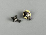 paire de boucles d'oreilles à clous argentées et dorées ornées d'un chat noir et blanc