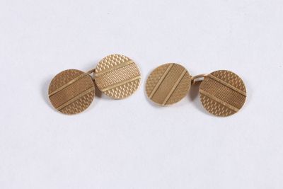 une paire de boutons de manchette dorés au motif géométrique