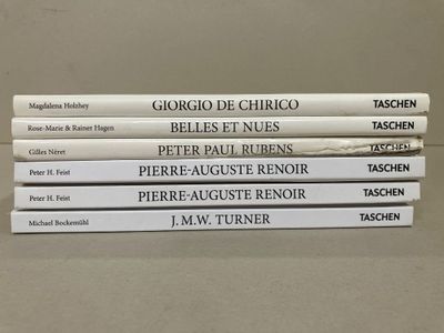 trois livres sont empilés sur une table