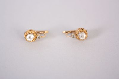 une paire de boucles d'oreilles en or et diamants sur fond blanc