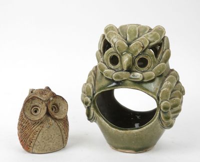 un hibou en céramique et une figurine de hibou en céramique sur fond blanc