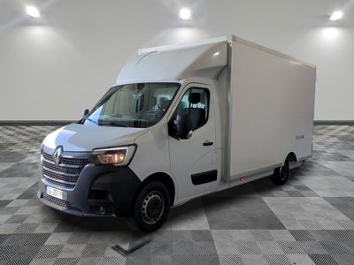 une camionnette blanche garée sur un sol en damier