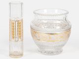 un vase en verre et une bouteille en verre placés l'un à côté de l'autre