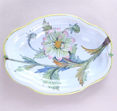 une assiette ornée d'une fleur, posée sur une table