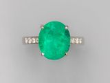 une bague en émeraude et diamant