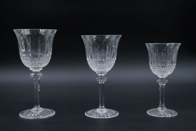 trois verres à vin transparents posés sur une table noire