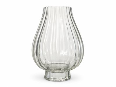 un vase en verre posé sur une surface blanche