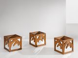 trois cubes en bois posés sur une surface blanche, avec des ombres qui se dessinent dessus